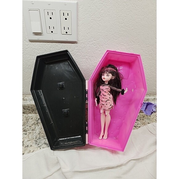 2022 Mattel Monster High  Draculaura And Coffin - Picture 1 of 5